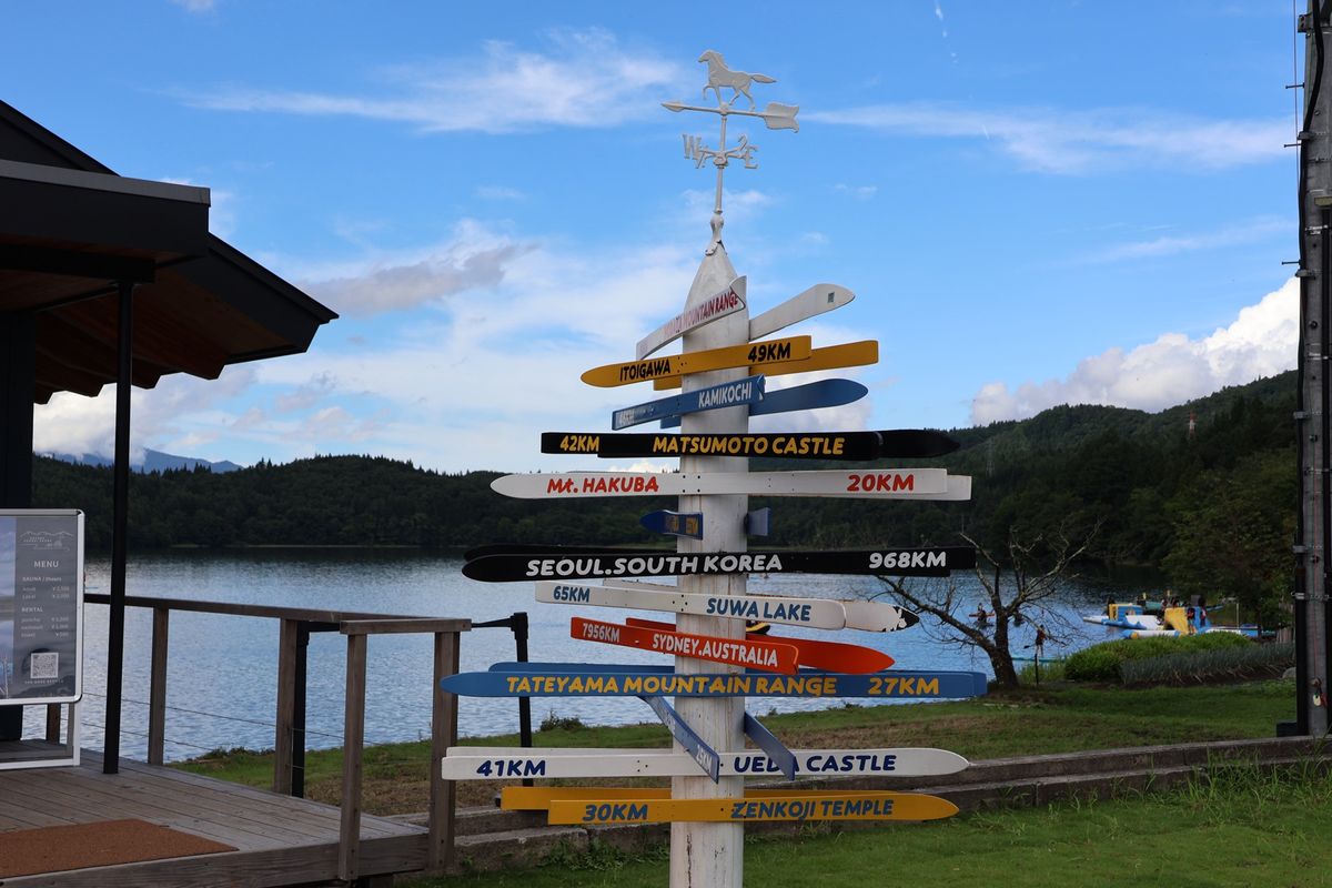 白馬へと向かう途中に青木湖畔にあるカフェでオヤツタイム。テラス席もあって､...