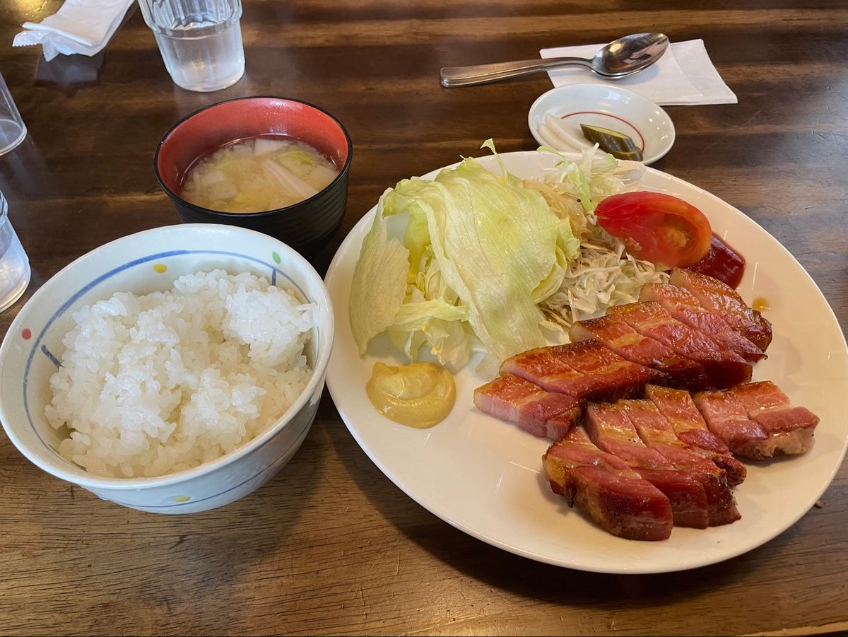 最後のランチは白馬の人気洋食店グリンデルへ。名物の自家製ベーコンステーキを...