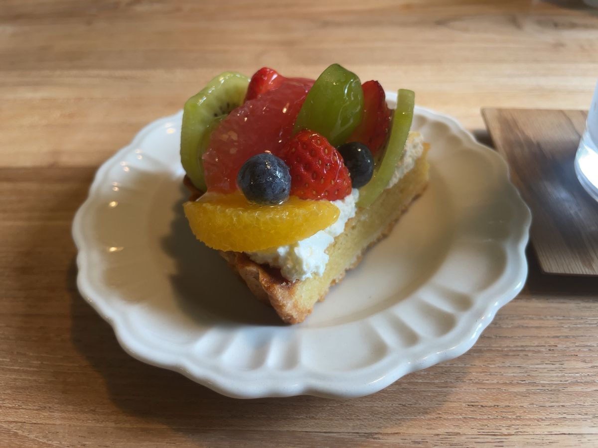 旅行の最後に立ち寄ったのは安曇野のお洒落なカフェでした。季節のフルーツタル...