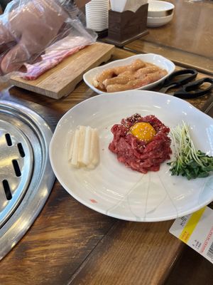 ユッケやレバーを食べました𓌉𓇋 ‎🥩
3枚目の写真の❕がとても美味しかった...