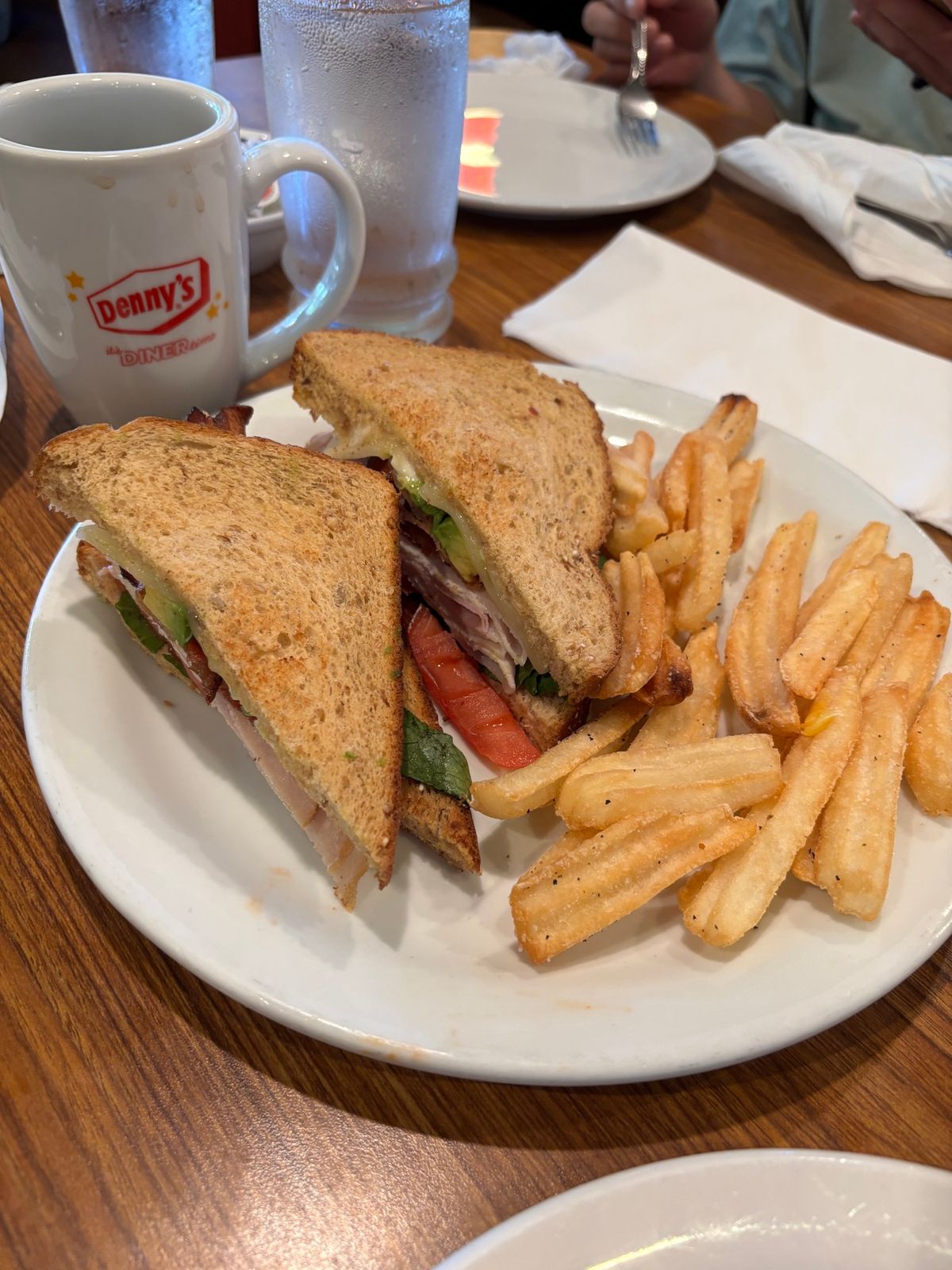 到着日、やっとの思いで予約したタクシーに乗り早めにホテルへチェックイン。ホ...