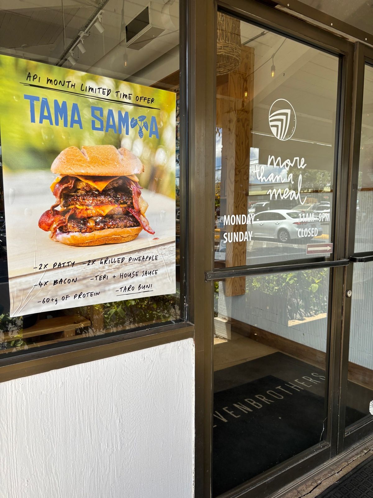 2日目、早朝からマノアの滝へ。雨に降られることもなく全員で無事完走。その後...