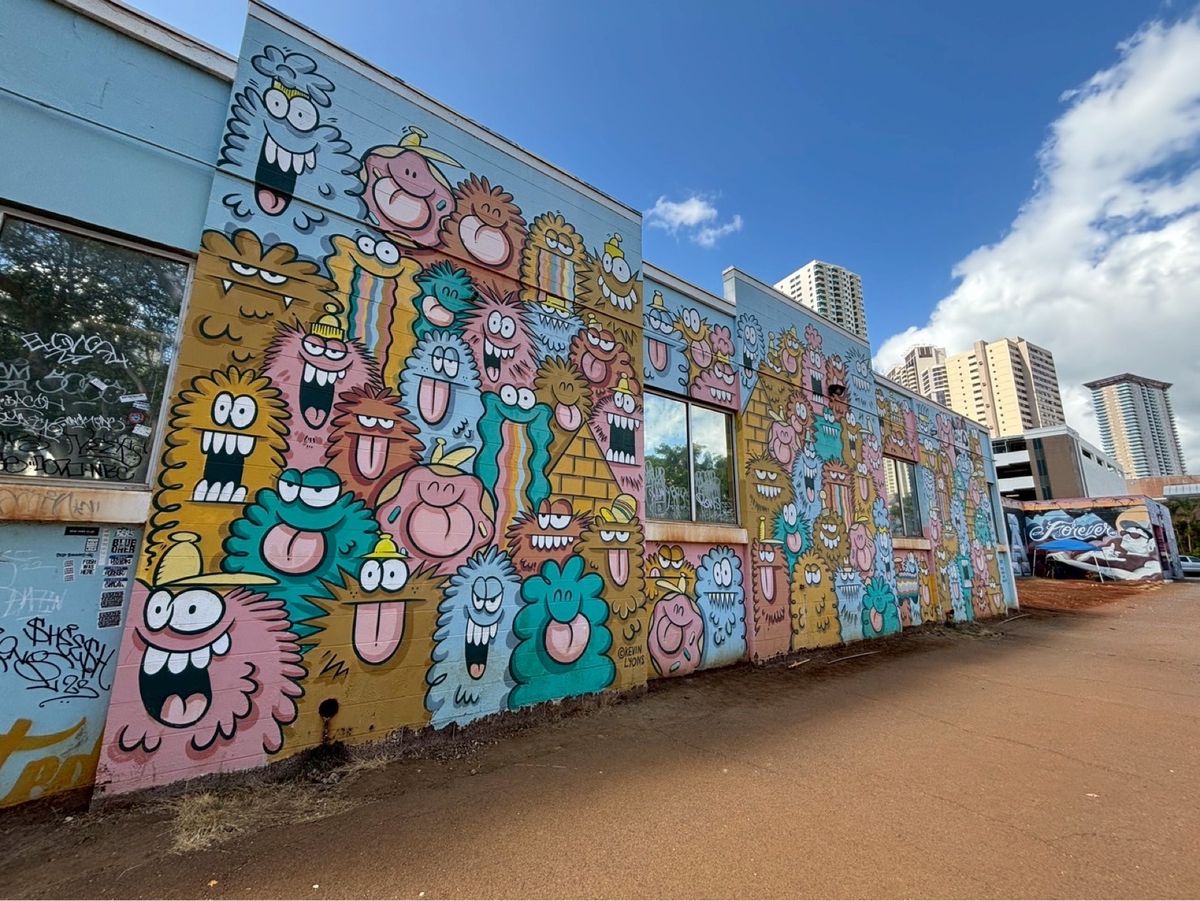 2日目、早朝からマノアの滝へ。雨に降られることもなく全員で無事完走。その後...