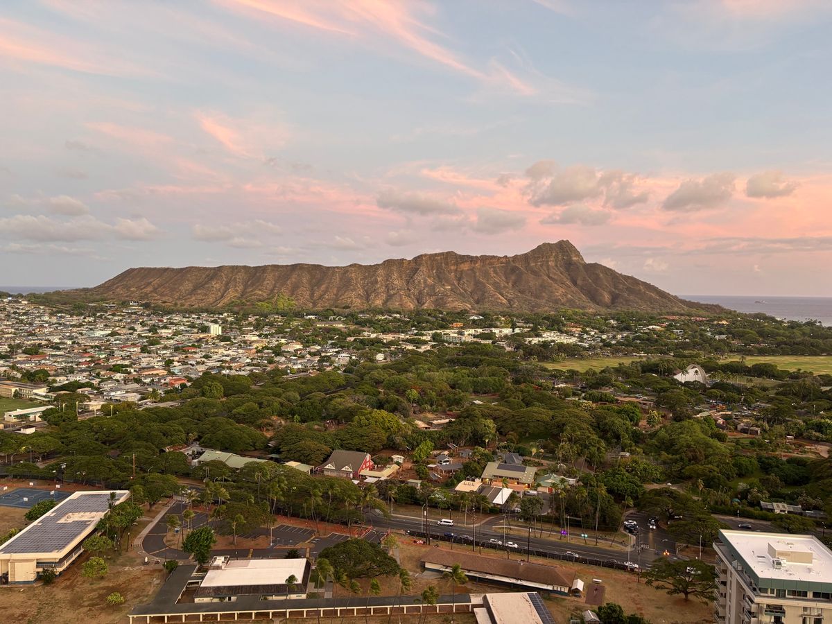 到着日、やっとの思いで予約したタクシーに乗り早めにホテルへチェックイン。ホ...