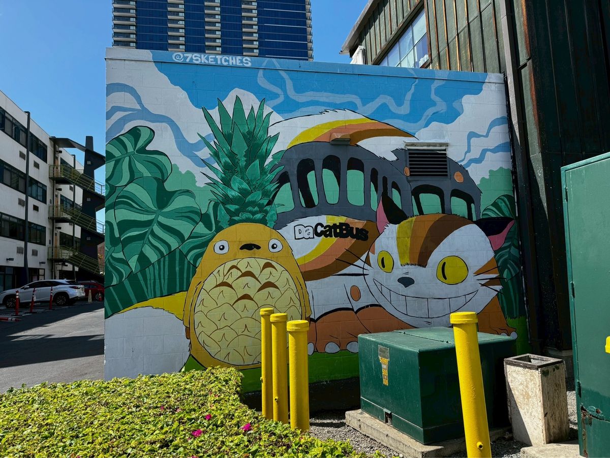 2日目、早朝からマノアの滝へ。雨に降られることもなく全員で無事完走。その後...