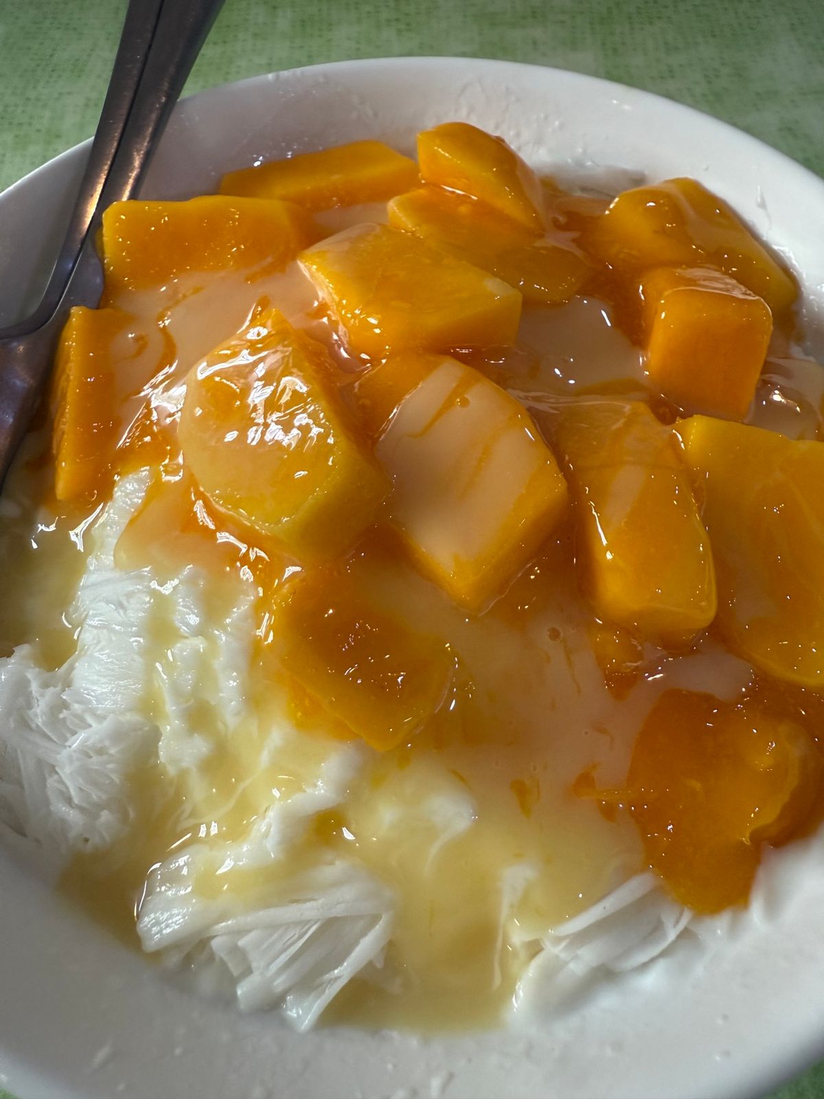 開店前の手天品へ。一番乗りで開くのを待ちます。
ここのパイナップル🍍ケーキ...