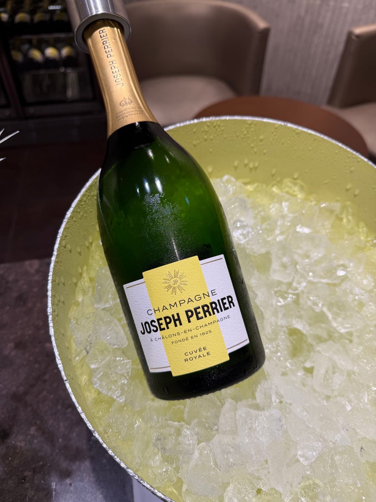 家を出たら、虹が🌈
ラウンジでお決まりの🍾とピンチョス、お鮨🍣を。
この日...