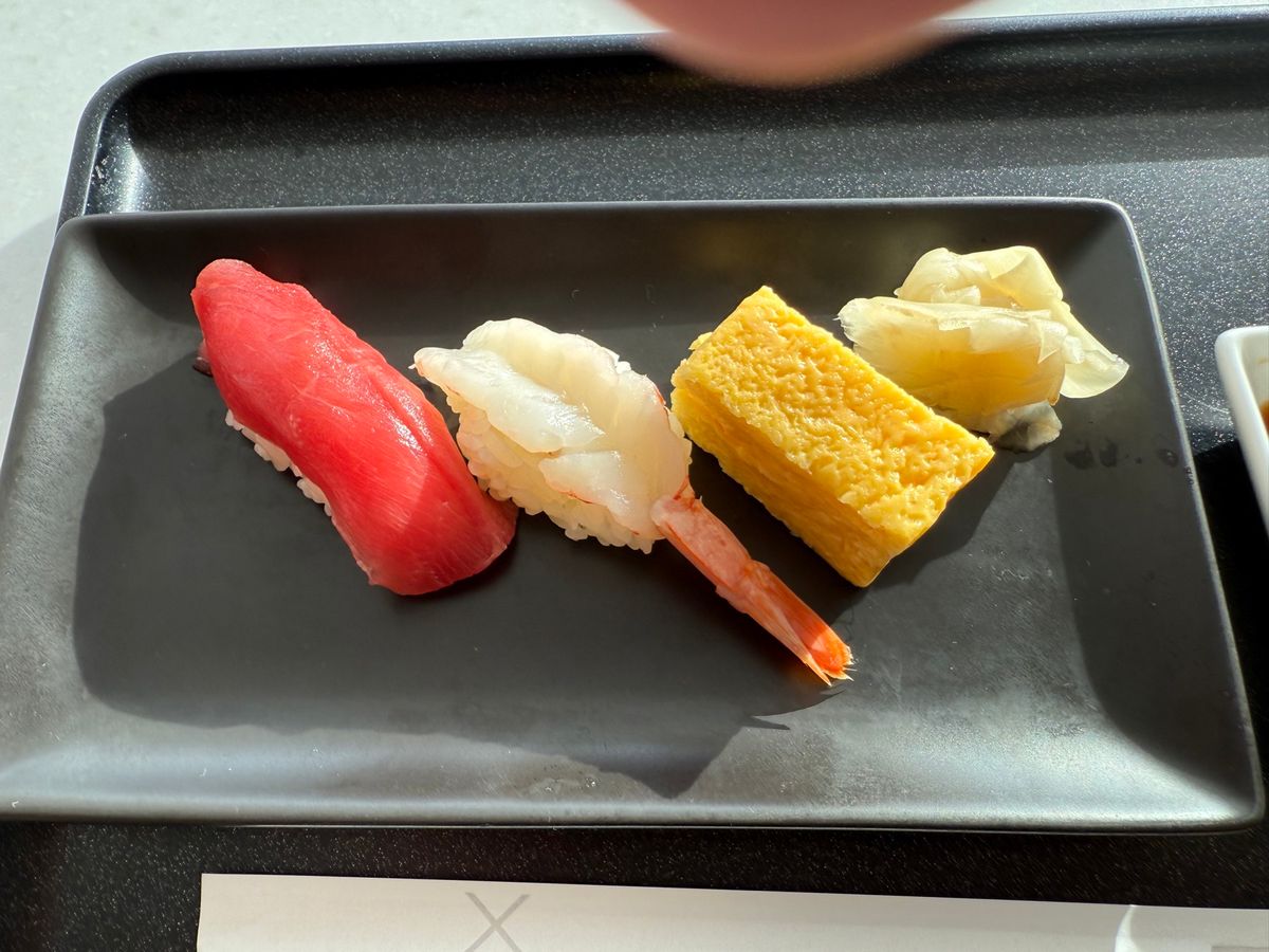 家を出たら、虹が🌈
ラウンジでお決まりの🍾とピンチョス、お鮨🍣を。
この日...