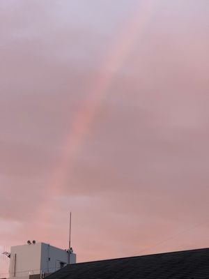 家を出たら、虹が🌈
ラウンジでお決まりの🍾とピンチョス、お鮨🍣を。
この日...