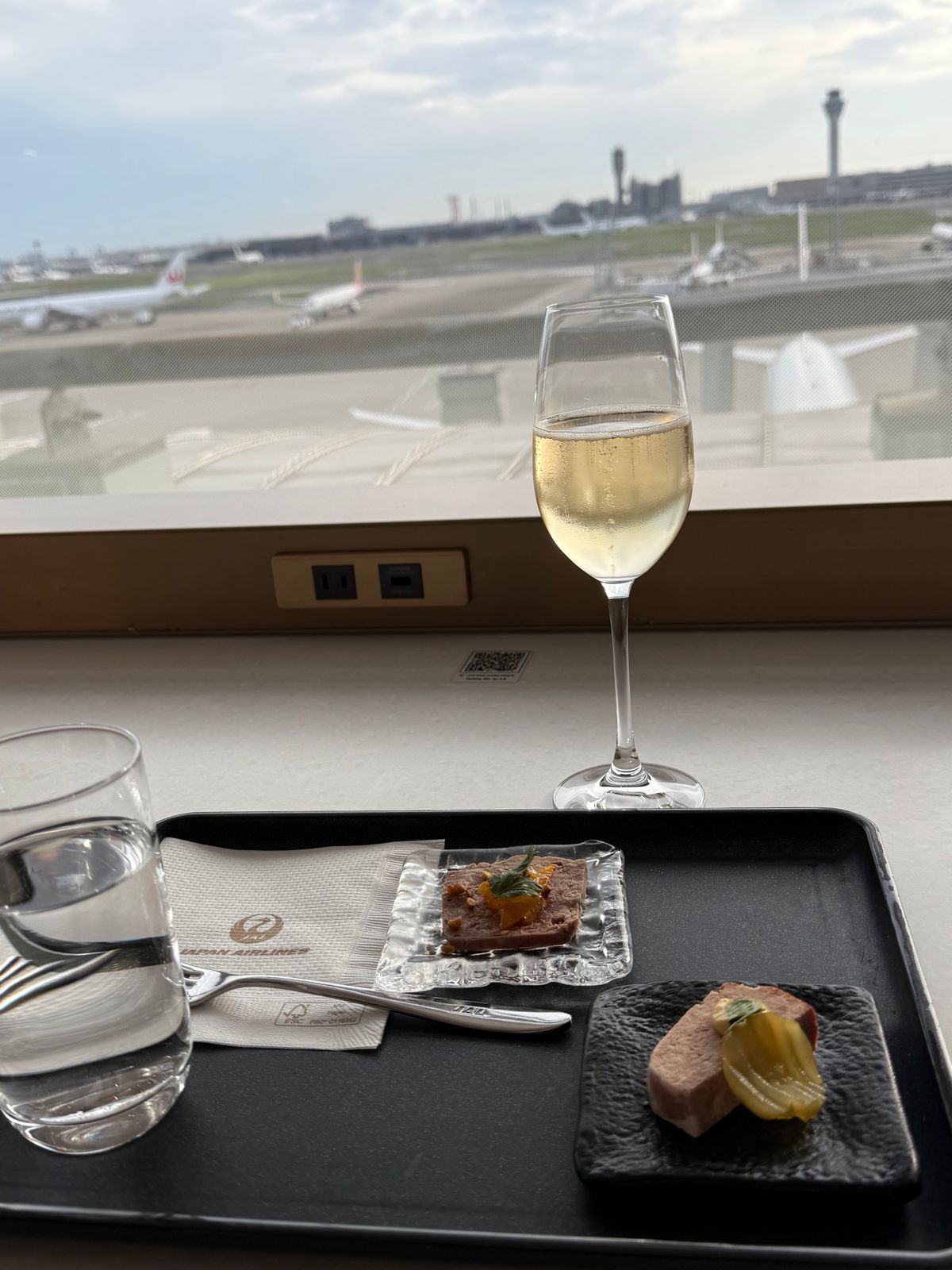 家を出たら、虹が🌈
ラウンジでお決まりの🍾とピンチョス、お鮨🍣を。
この日...