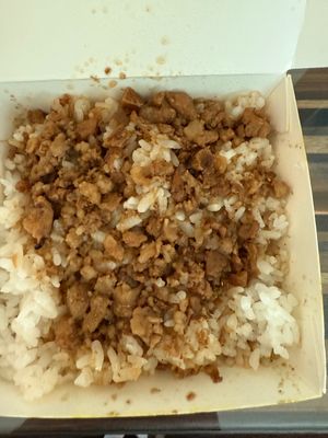 冰讃の前の魯肉飯屋さんが美味しいとYouTubeで観たのでテイクアウト。
...