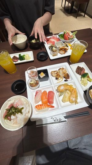 おいしいものを食べて飲んで。
久しぶりのバイキングに、たらふく食べて大満足
