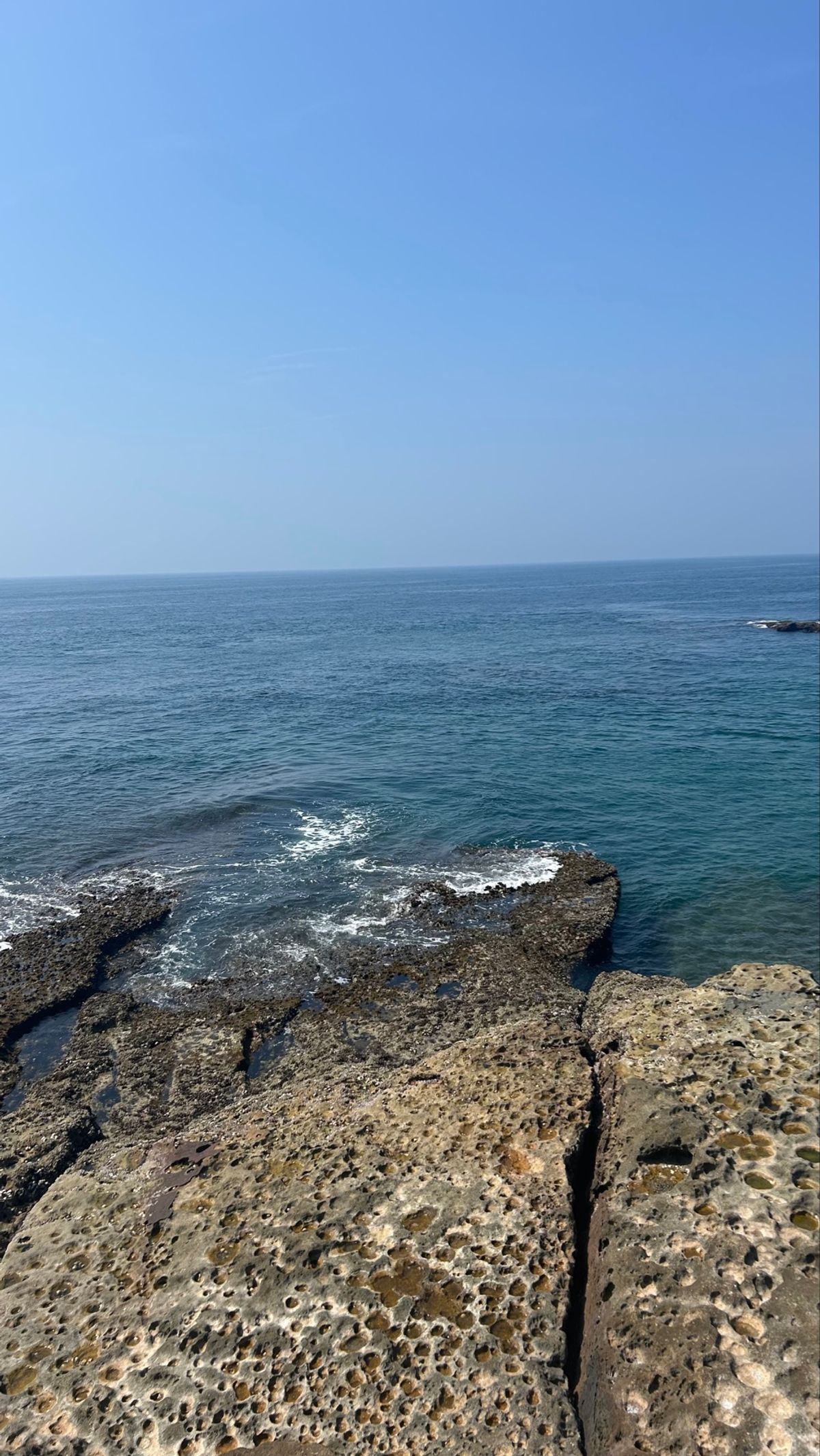 気持ちは天真爛漫な少女。
360°どこを見渡しても海と空。
絶妙に色が違う...