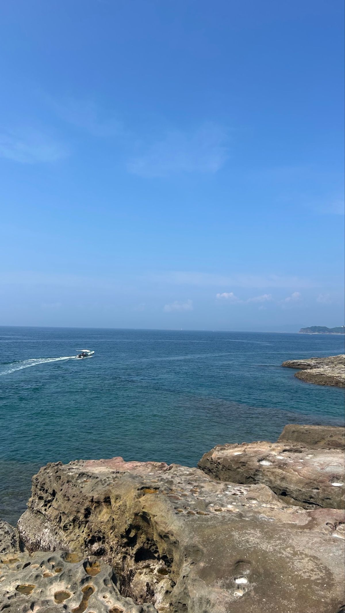 気持ちは天真爛漫な少女。
360°どこを見渡しても海と空。
絶妙に色が違う...