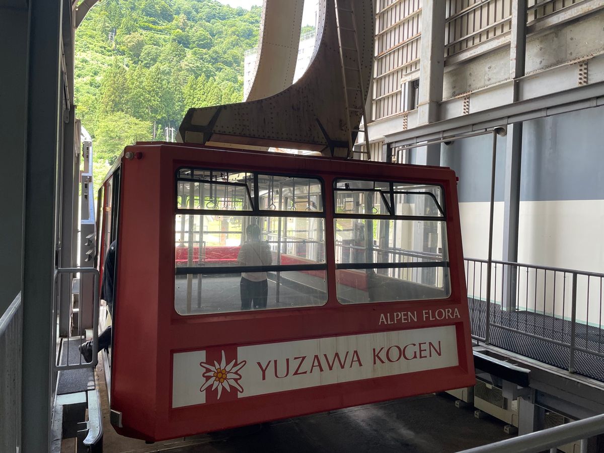 駅から歩いて湯沢高原ロープウェイへ。標高800mの高原は涼しい風が吹いてました。