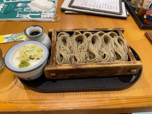 この日の〆は蕎麦。へぎそば発祥のお店小嶋屋の支店で元祖へぎそばをいただきました。