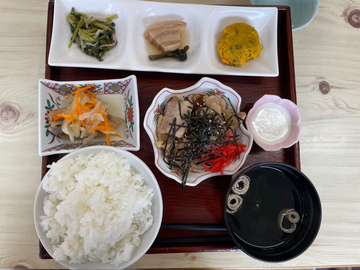 清津峡トンネルの後はバス停近くにあるお店でお昼ご飯。バスが一日四本しかない...