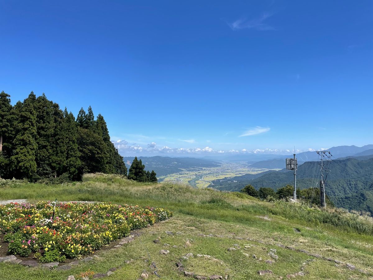 駅から歩いて湯沢高原ロープウェイへ。標高800mの高原は涼しい風が吹いてました。