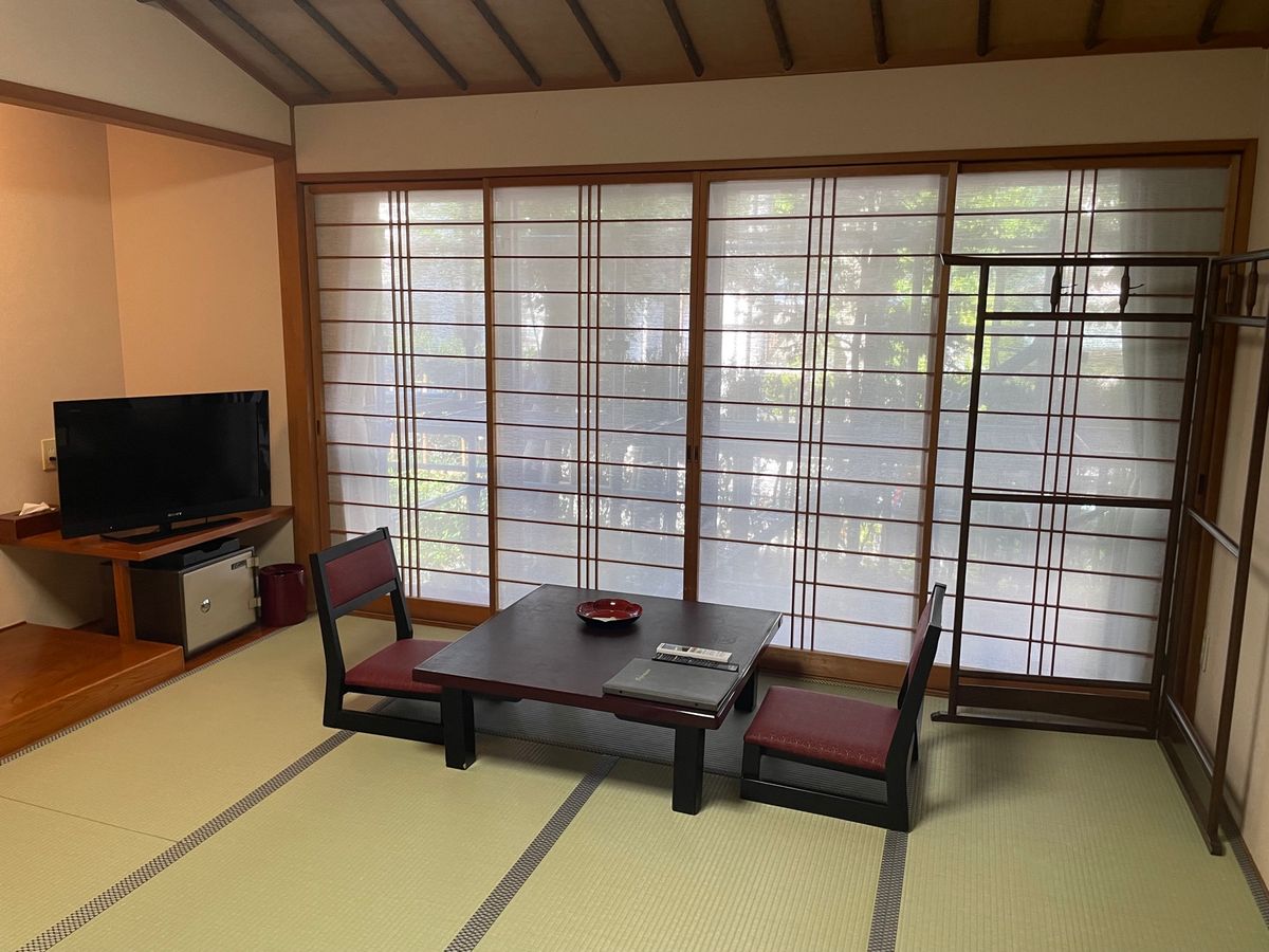 今回泊まったのは音羽屋旅館という旅館でした。温泉は源泉掛け流し、お値段リー...