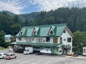 清津峡トンネルの後はバス停近くにあるお店でお昼ご飯。バスが一日四本しかない...