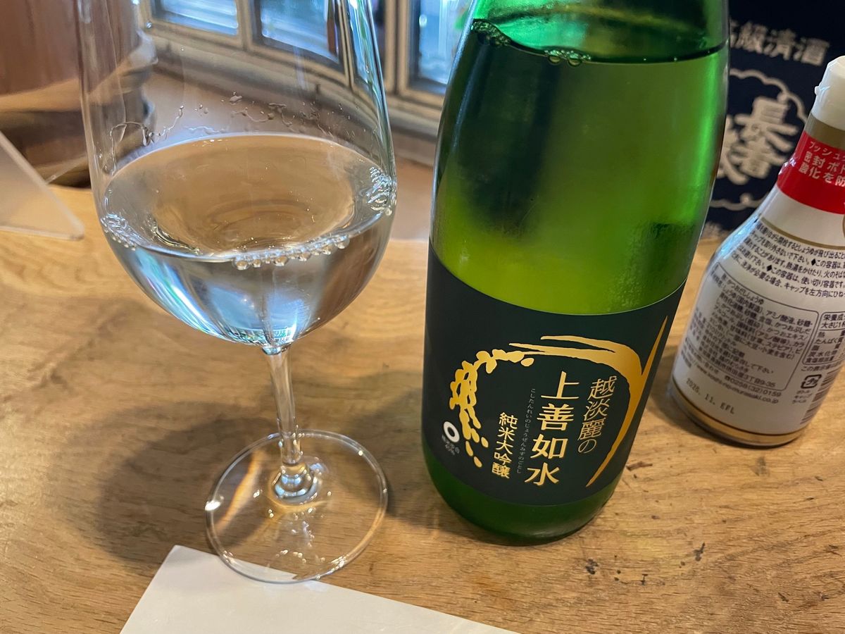 この日の夜は地酒バーへ。ここも新潟の地酒がずらりと並んでました。せっかくな...