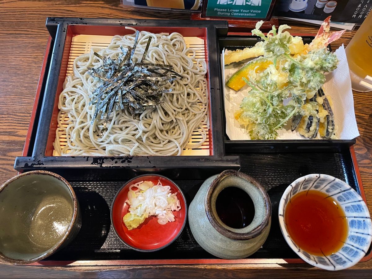 越後湯沢駅に戻ってきた後は最後に駅前の中野屋本店で冷たい生ビールと天ざる蕎麦。