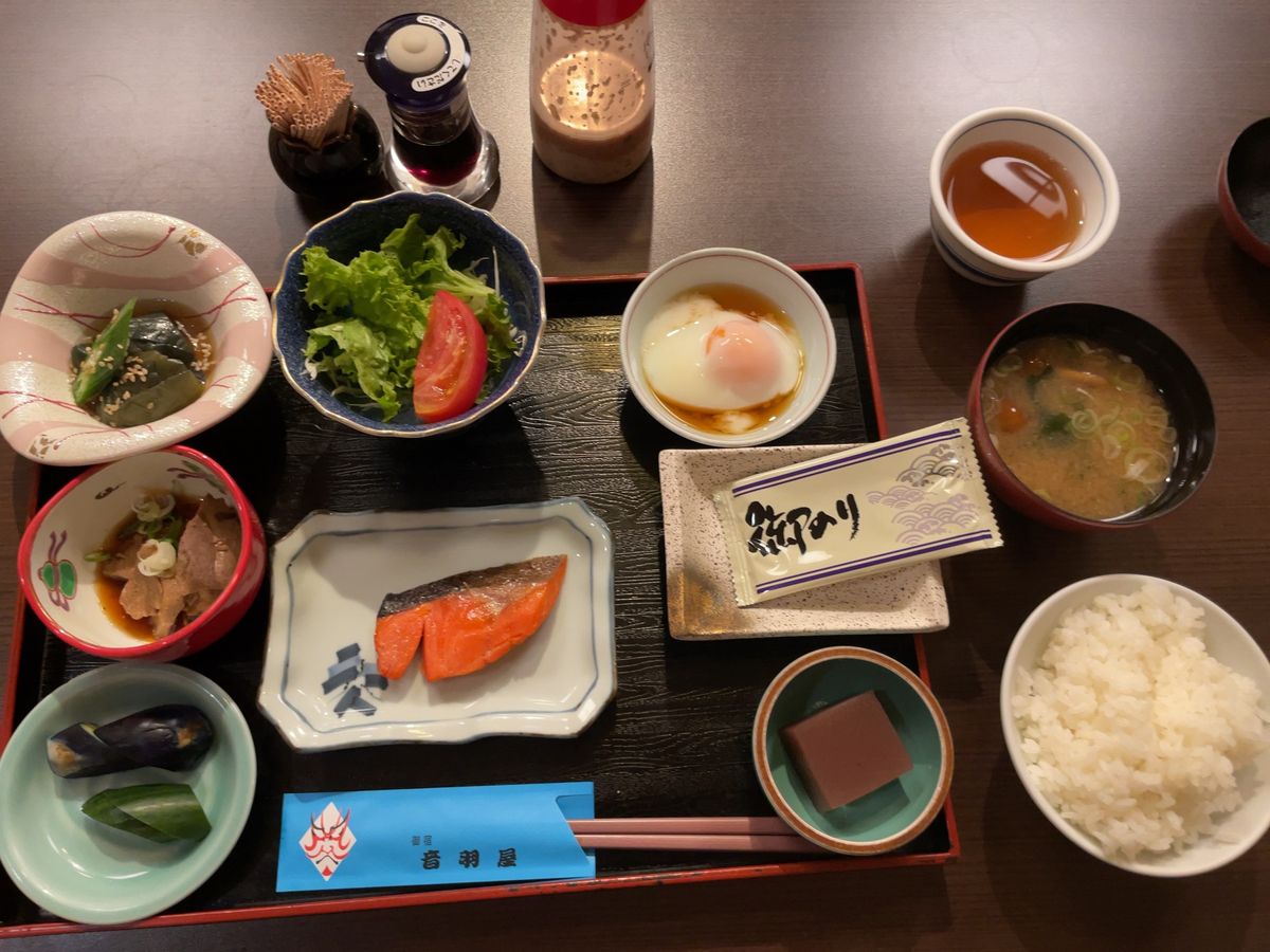 今回泊まったのは音羽屋旅館という旅館でした。温泉は源泉掛け流し、お値段リー...