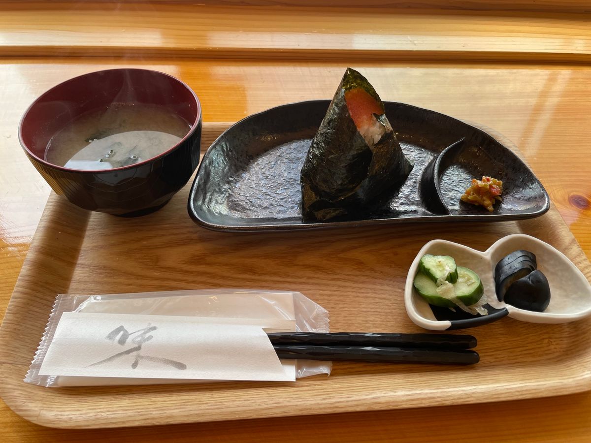 駅前の「にぎりめし」というお店で朝ごはん。魚沼産コシヒカリを使ったおにぎり...