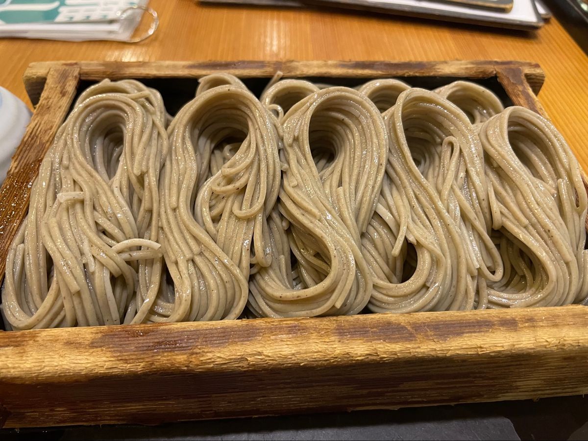 この日の〆は蕎麦。へぎそば発祥のお店小嶋屋の支店で元祖へぎそばをいただきました。