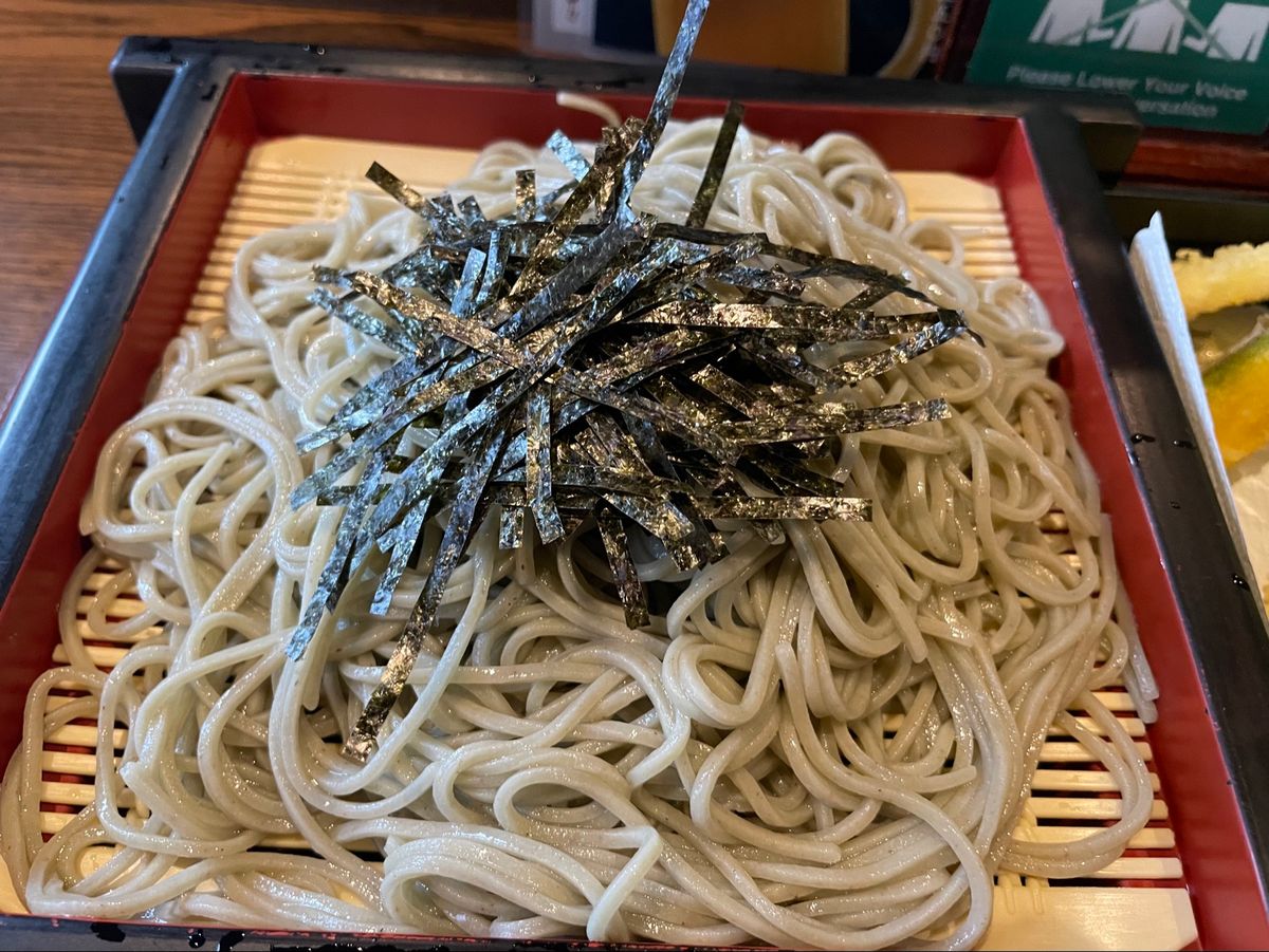 越後湯沢駅に戻ってきた後は最後に駅前の中野屋本店で冷たい生ビールと天ざる蕎麦。