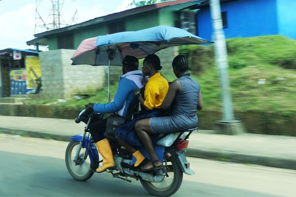 ガーナ・Accra「リベリア&ガーナ出張」の写真：傘付きバイクが主流です
雨が多過ぎます