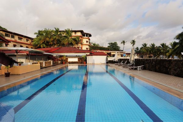 ガーナ・Accra「リベリア&ガーナ出張」の写真：ホテルとその周辺の海