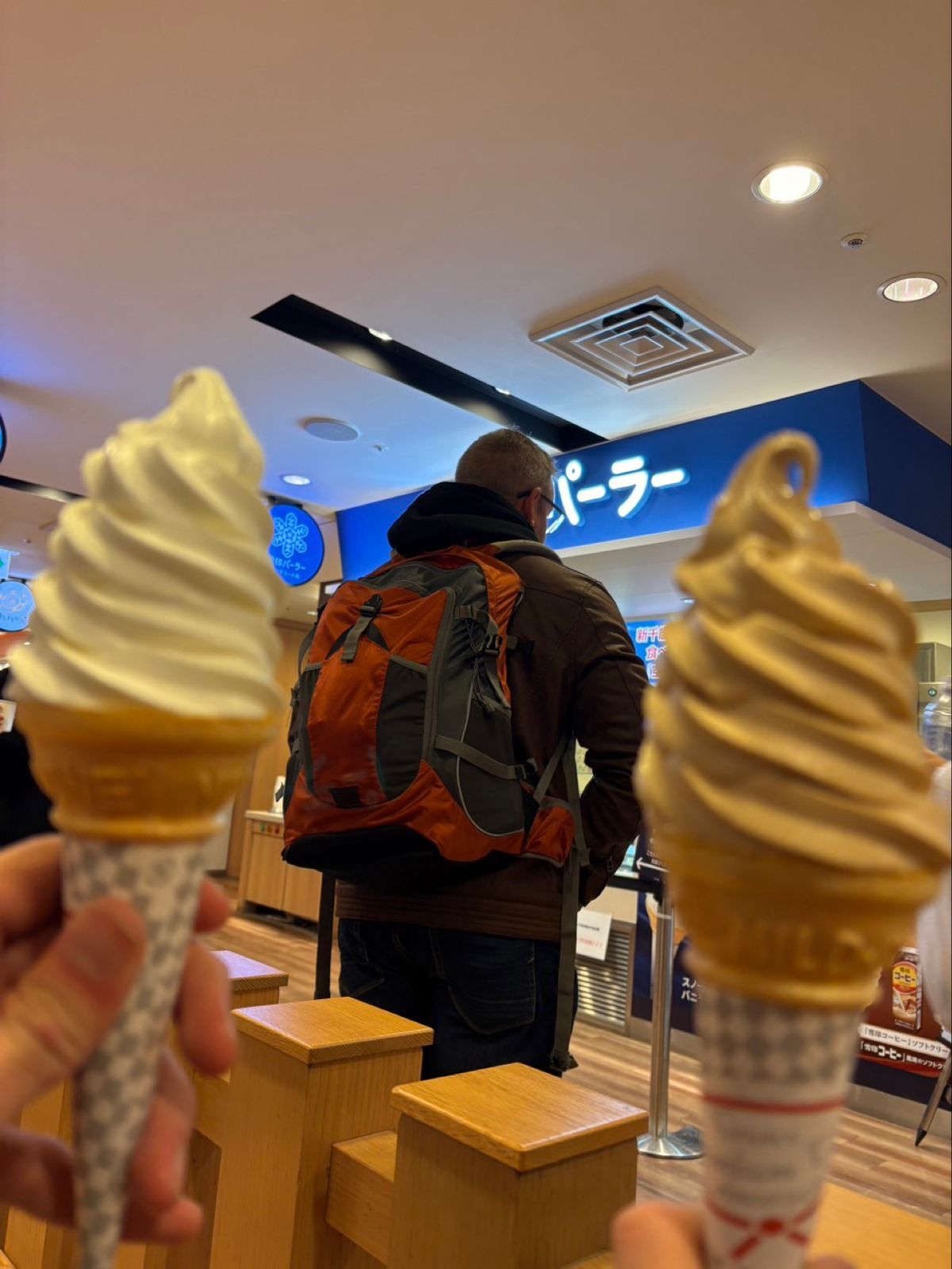 千歳空港
直行バスを待つ間に、定番の海鮮丼と雪印パーラーのソフトクリームを...