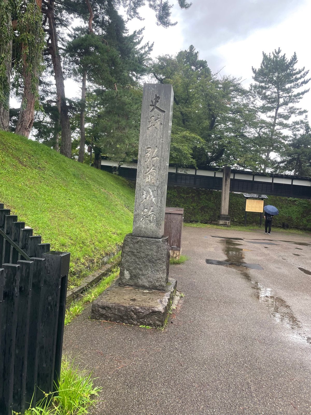 最大の目的の弘前城
現存する天守閣みたいで眼福
実際の場所からは移動されて...