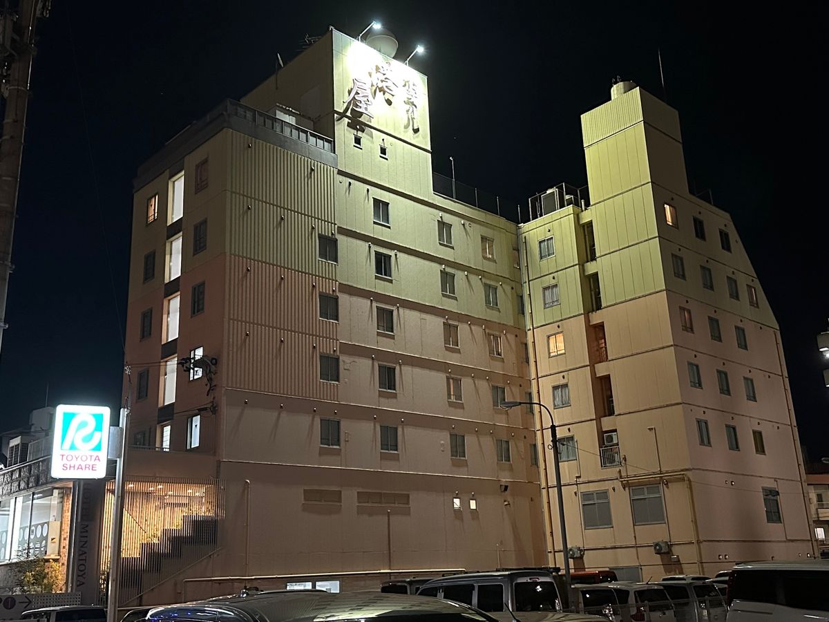 初日
安兵衛の屋台餃子とちくきゅう
高知へは夜移動、ホテルはサウナあり