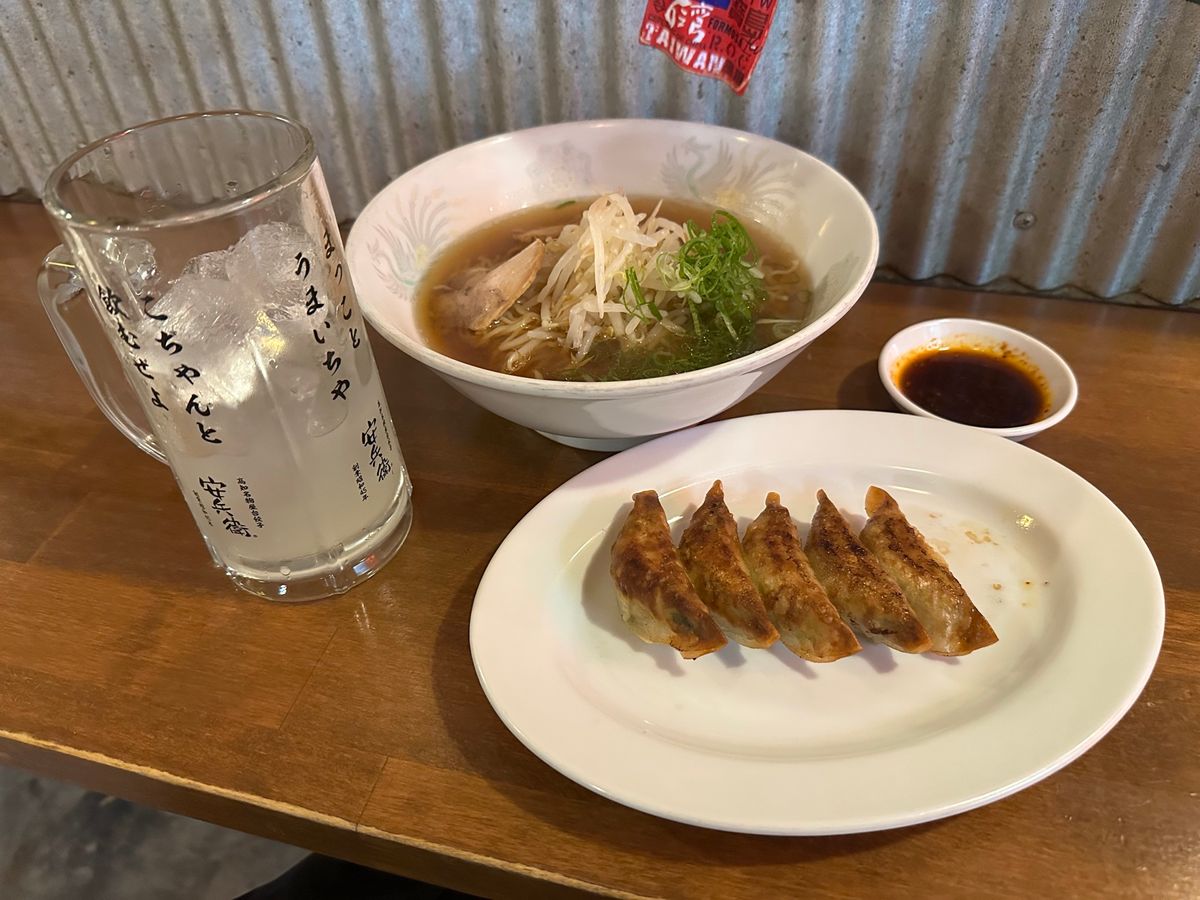 初日
安兵衛の屋台餃子とちくきゅう
高知へは夜移動、ホテルはサウナあり