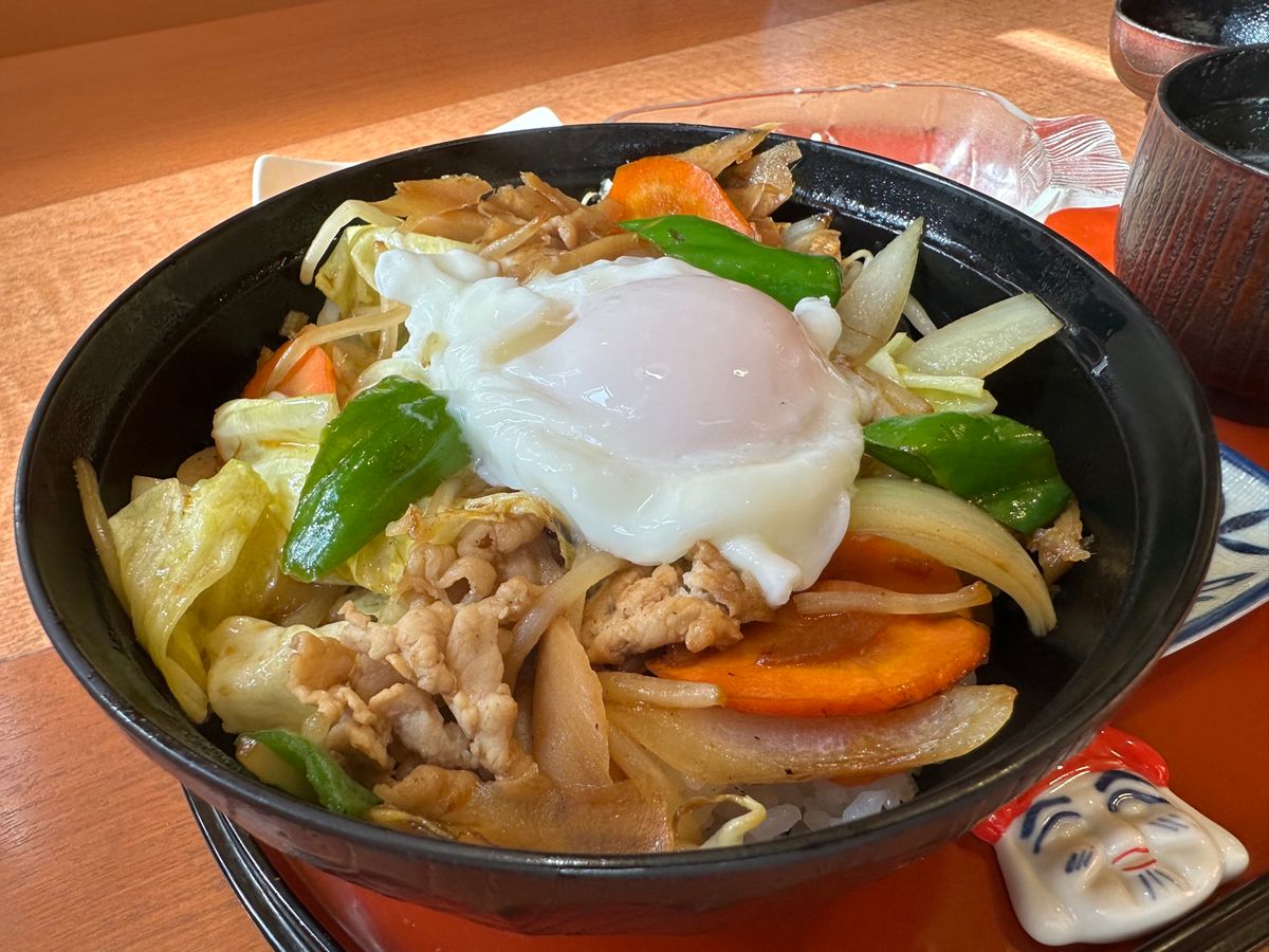 ２日目
ごめんけんかしゃも鍋とししとうの玉子とじ
豚と野菜の生姜焼き丼、と...