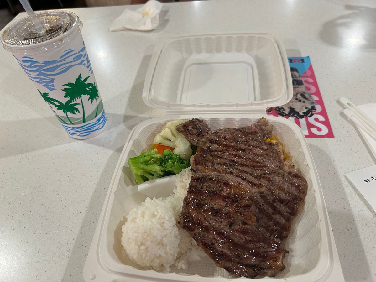 ANAのホヌに乗ってホノルルへ
アラモアナで昼食
ヒルトンのレインボータワ...