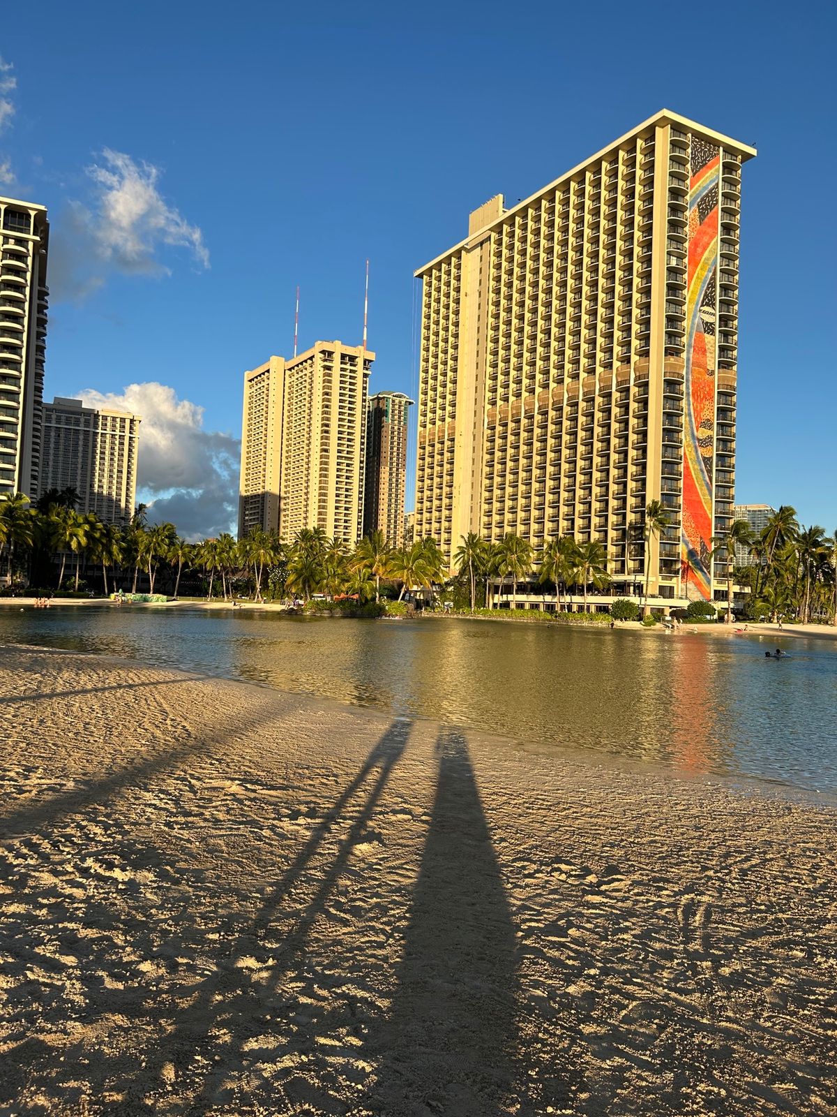 ANAのホヌに乗ってホノルルへ
アラモアナで昼食
ヒルトンのレインボータワ...