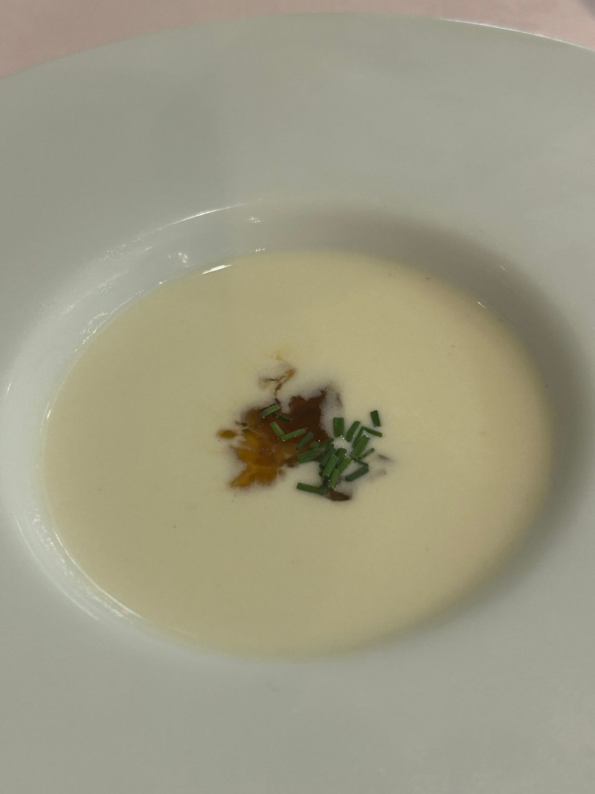 夜はフレンチのフルコース🍽️
チキンの付け合わせのじゃがいもがめちゃくちゃ...