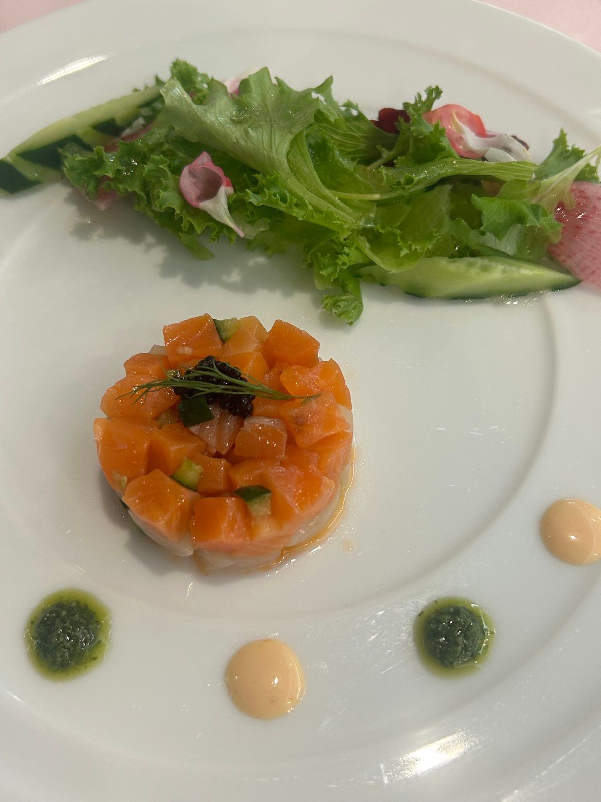 夜はフレンチのフルコース🍽️
チキンの付け合わせのじゃがいもがめちゃくちゃ...