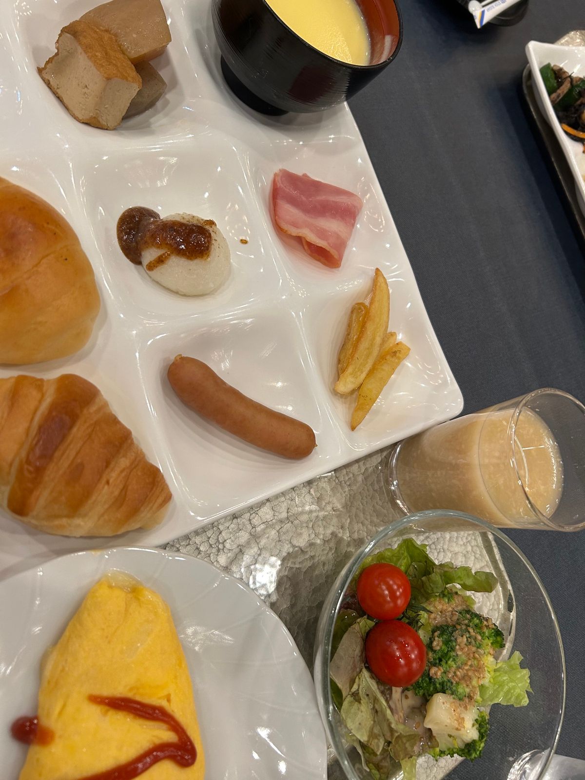 ２日目の朝☀️いいお天気です。
朝食ビュッフェで食べたじんごろう餅の「じゅ...