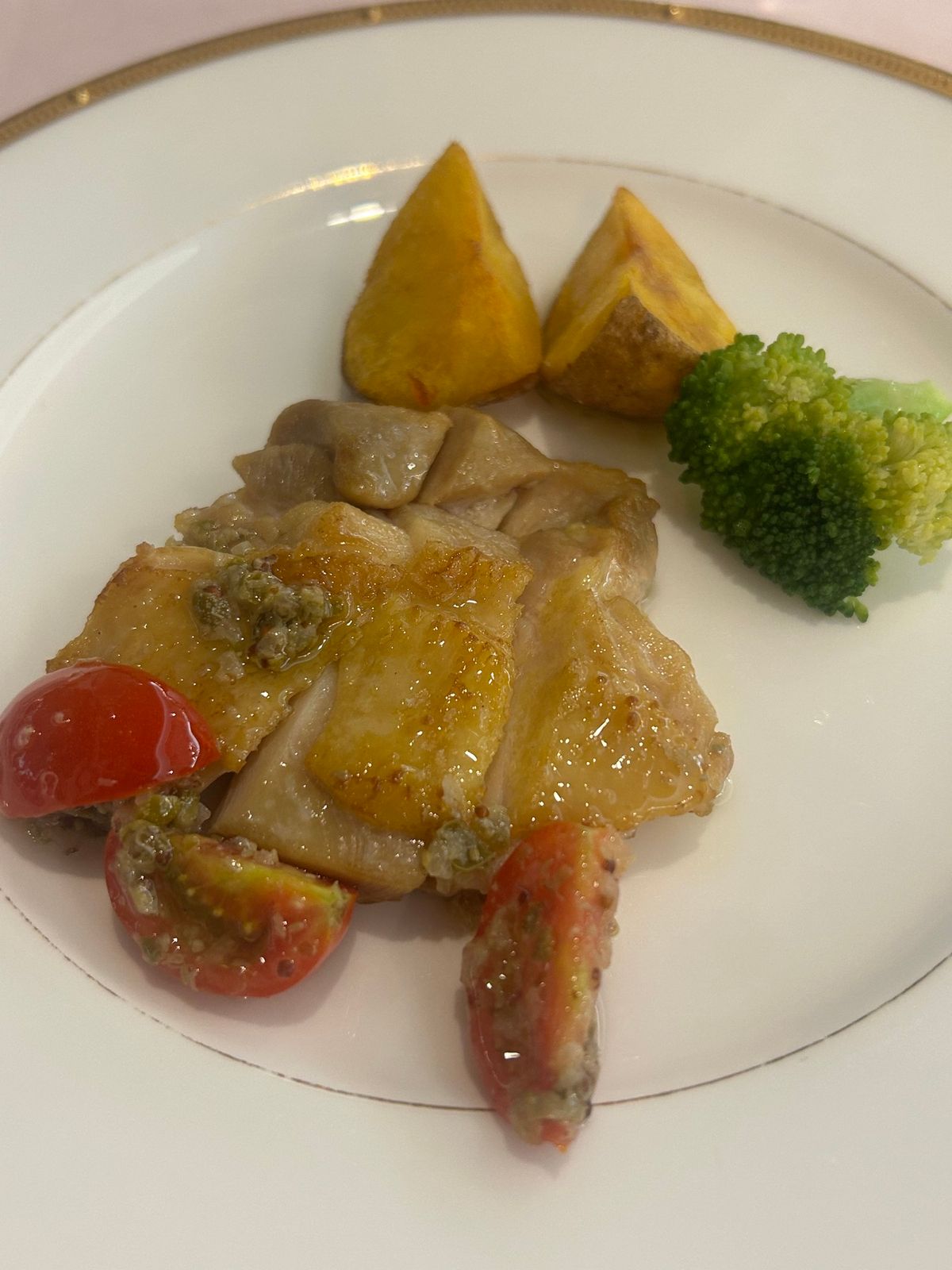 夜はフレンチのフルコース🍽️
チキンの付け合わせのじゃがいもがめちゃくちゃ...