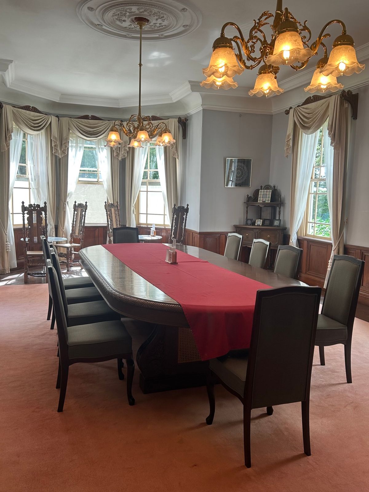 再び高速に乗って猪苗代へ。
有栖川宮別邸だった天鏡閣に行きました。
当時の...