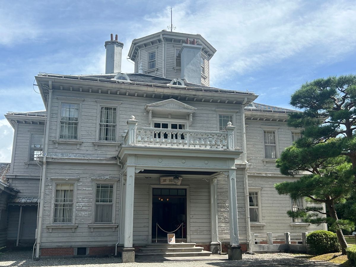 再び高速に乗って猪苗代へ。
有栖川宮別邸だった天鏡閣に行きました。
当時の...