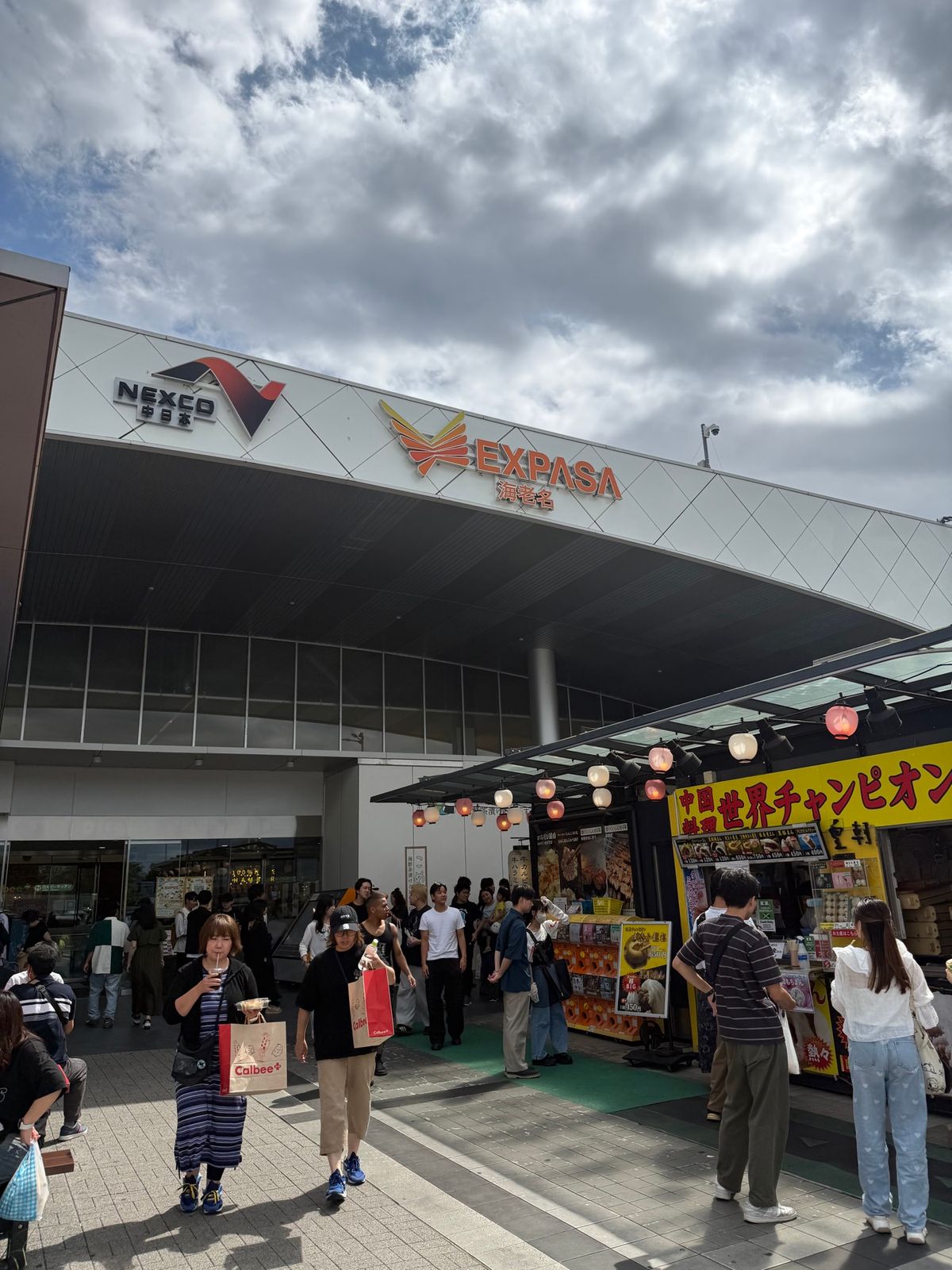 海老名サービスエリアにカルビーの店舗があってリアルじゃがりことピザポテトが...