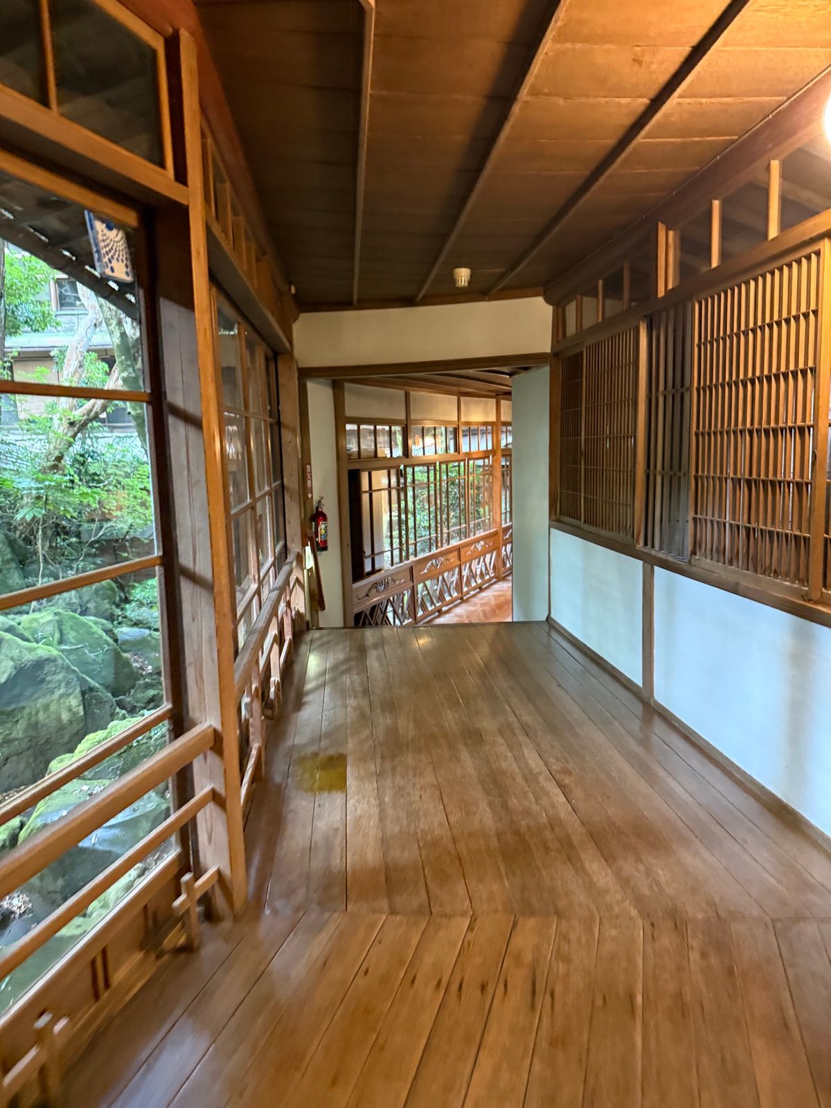 箱根『福住楼』

箱根湯本の商店街抜けて5分ほどで福住楼に到着。入り口は小...