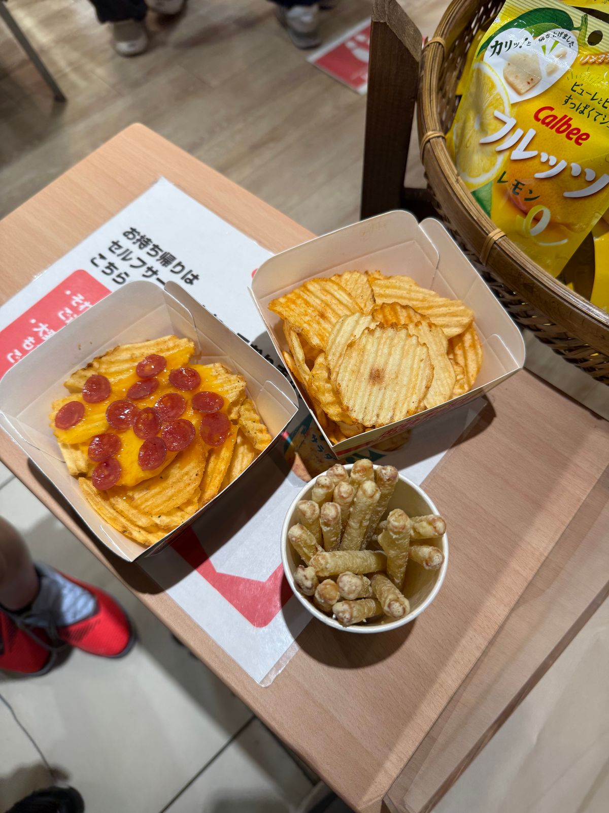 海老名サービスエリアにカルビーの店舗があってリアルじゃがりことピザポテトが...