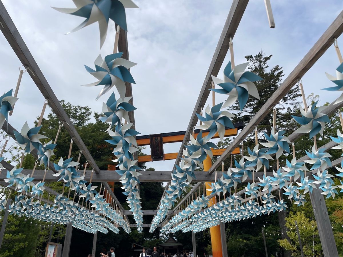 午後はバスで市内に戻って観光。まずは川越氷川神社を参拝しました。
大鳥居の...