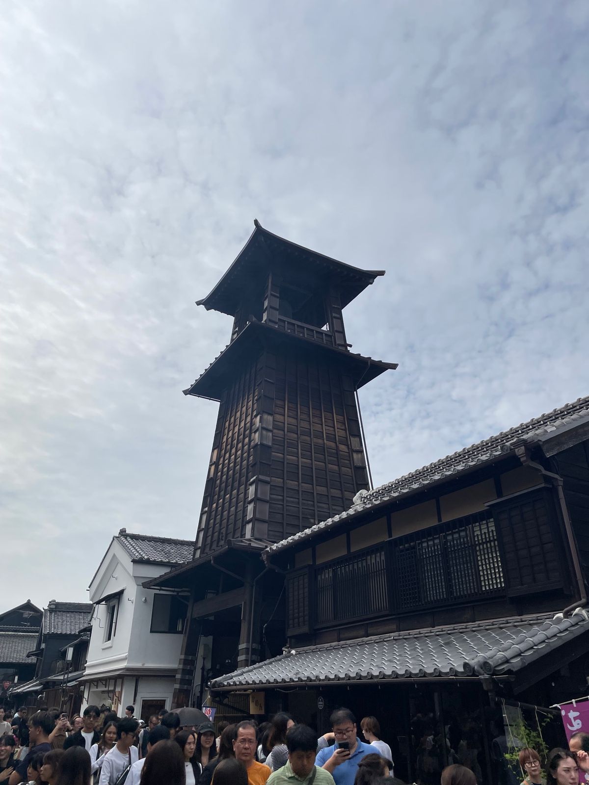 川越のシンボルとも言える時の鐘。休日とあってこの周辺は観光客でいっぱいでした。